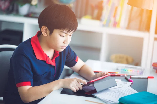 Aziatische Schattige Jongen Kijken Tablet Met Zon Licht Ochtend Thuis — Stockfoto