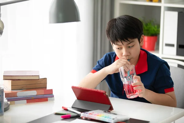 Ásia Menino Beber Assistindo Tablet Computador Casa — Fotografia de Stock