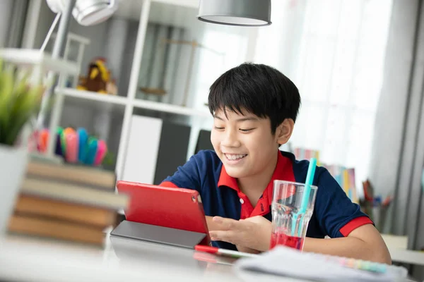 Asiático Lindo Chico Viendo Tableta Ordenador Con Sonrisa Cara Casa — Foto de Stock