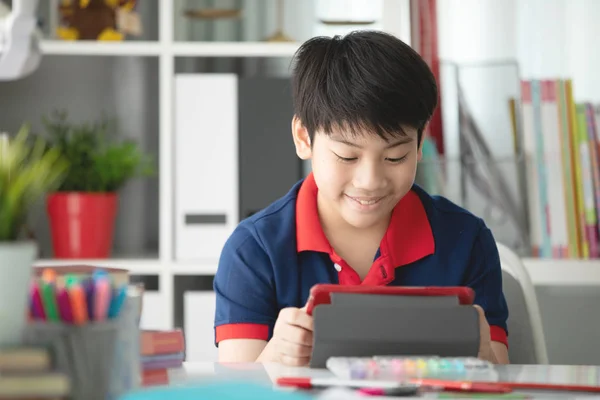Asiático Lindo Chico Viendo Tableta Ordenador Con Sonrisa Cara Casa —  Fotos de Stock