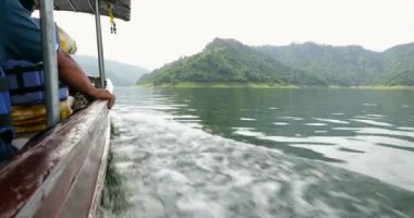 Tayland Nakhon Nayok il barajda Khun Dan Prakan Chon, tekne gezisi. Park orman orta Tayland en büyük alanı ve yağmur ormanı daha eski bir kalıntı.