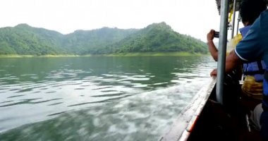 Tayland Nakhon Nayok il barajda Khun Dan Prakan Chon, tekne gezisi. Park orman orta Tayland en büyük alanı ve yağmur ormanı daha eski bir kalıntı.