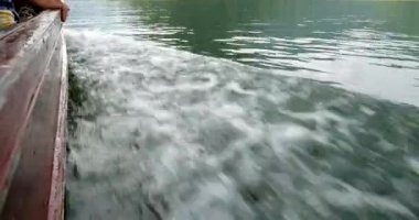 Tayland Nakhon Nayok il barajda Khun Dan Prakan Chon, tekne gezisi. Park orman orta Tayland en büyük alanı ve yağmur ormanı daha eski bir kalıntı.