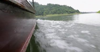 Tayland Nakhon Nayok il barajda Khun Dan Prakan Chon, tekne gezisi. Park orman orta Tayland en büyük alanı ve yağmur ormanı daha eski bir kalıntı.
