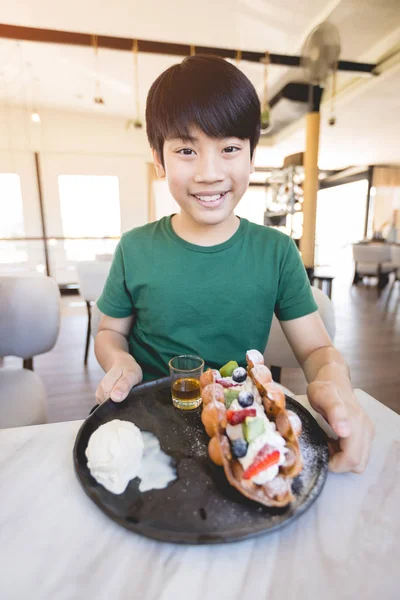 Excité Asiatique Enfant Avec Sourire Visage Montrant Dessert — Photo