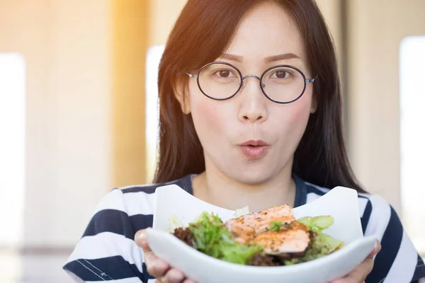 健康的生活方式亚洲妇女显示沙拉微笑愉快在美好的天 — 图库照片