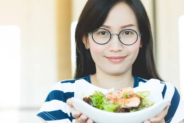 Saludable Estilo Vida Asiático Mujer Mostrando Ensalada Sonriendo Feliz Hermoso —  Fotos de Stock