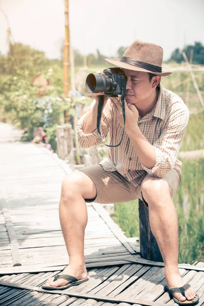 Retrato Turistas Homem Com Câmera Fazenda — Fotografia de Stock