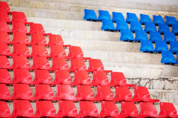 Gamla Och Smutsiga Tomma Plast Stolar Stadion — Stockfoto