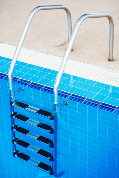 Schwimmbadtreppe Unter Poolblick Mit Blauer Fliese — Stockfoto