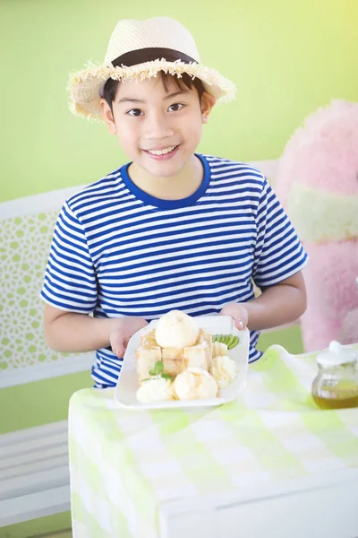 Emocionado Asiático Niño Con Sonrisa Cara Mostrando Postre — Foto de Stock