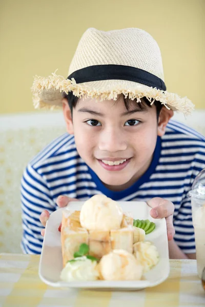 Excité Asiatique Enfant Avec Sourire Visage Montrant Dessert — Photo