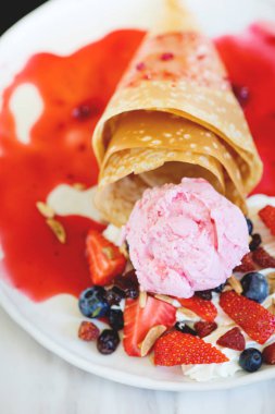 Dondurma ve berry meyve, seçici odak ile pişmiş geleneksel gözleme, 