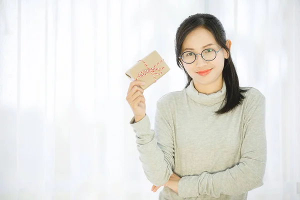 Asiatische Mädchen Mit Geschenkbox Für Valentinstag — Stockfoto