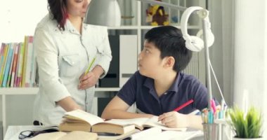 Sevimli Asya Anne oğlun senin evde gülümsemek yüz ile birlikte ödev yardım.