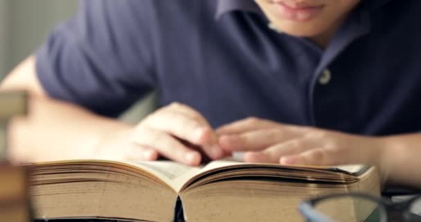 Cerca Mano Chico Asiático Leyendo Libro — Vídeo de stock