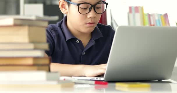 Asiatisch Teen Boy Waring Brille Und Used Laptop Computer Home — Stockvideo