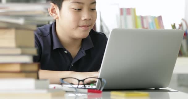 Menino Asiático Feliz Digitando Laptop Casa — Vídeo de Stock