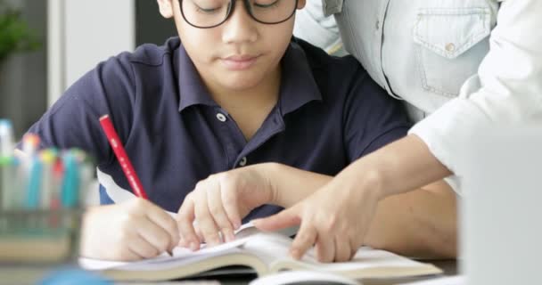 Bonito Ásia Mãe Ajudando Seu Filho Fazendo Seu Homework Casa — Vídeo de Stock