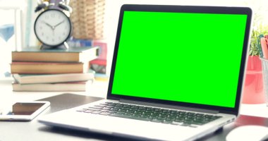Yeşil ekranlı dizüstü bilgisayar.