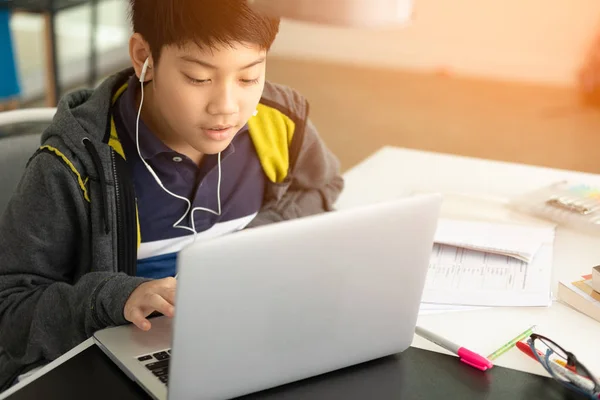 Aziatische Schattige Jongen Met Behulp Van Laptopcomputer Met Zonlicht Ochtend — Stockfoto