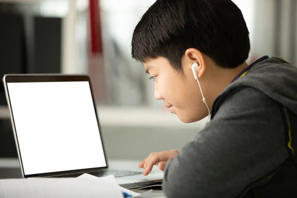 Asijské Teen Boy Pomocí Přenosného Počítače Doma Bílá Obrazovka Notebooku — Stock fotografie