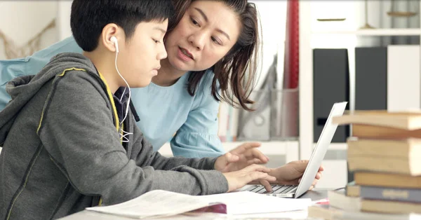 Bonito Ásia Mãe Ajudando Seu Filho Fazendo Seu Homework Casa — Fotografia de Stock