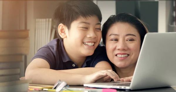 Bonito Ásia Mãe Ajudando Seu Filho Fazendo Seu Homework Casa — Fotografia de Stock