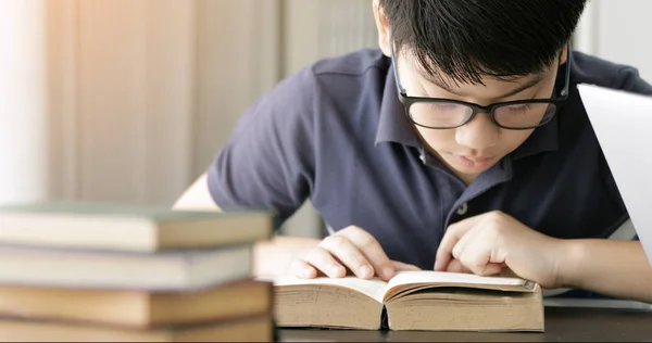 Carino Asiatico Teen Ragazzo Fare Vostro Compiti Casa — Foto Stock