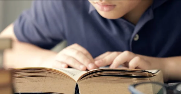 Close Mão Asiático Menino Lendo Livro — Fotografia de Stock