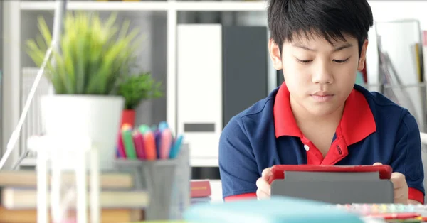 Ασιατικό Χαριτωμένο Αγόρι Βλέποντας Τον Υπολογιστή Tablet Χαμόγελο Πρόσωπο Στο — Φωτογραφία Αρχείου