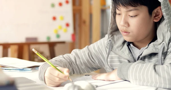 Bonito Asiático Adolescente Menino Fazendo Sua Lição Casa Casa — Fotografia de Stock