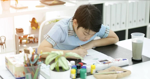 Feliz Asiático Bonito Criança Pintura Água Cor Papel Com Sorriso — Fotografia de Stock