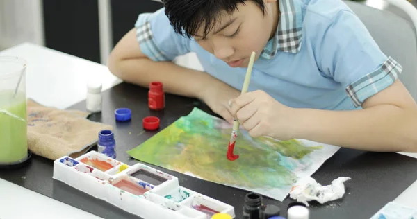 Feliz Asiático Bonito Criança Pintura Água Cor Papel Com Sorriso — Fotografia de Stock