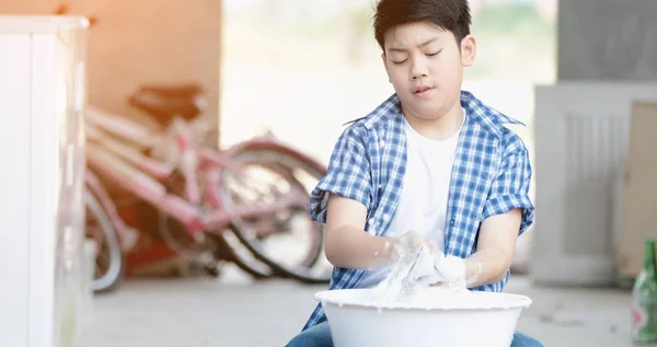 Азіатський Хлопчик Миття Його Вручну Рушникосушки Тайський Мало Робити Роботу — стокове фото