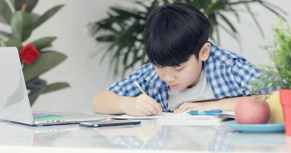 深刻な顔をしてタブレット コンピューターと宿題アジア青少年 — ストック写真