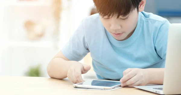 Ásia Bonito Menino Assistindo Tablet Computador Com Sorriso Rosto Casa — Fotografia de Stock