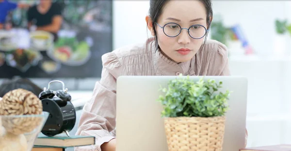 Asiatisk Kvinna Som Arbetar Laptop Hemma — Stockfoto
