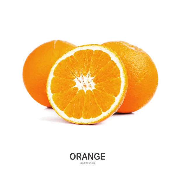橙色的水果和橙色的叶子在白色背景下分离 — 图库照片