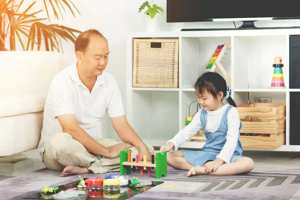 Mutlu Asya Aile Baba Ile Çocuk Evde Aile Yaşam Tarzı — Stok fotoğraf