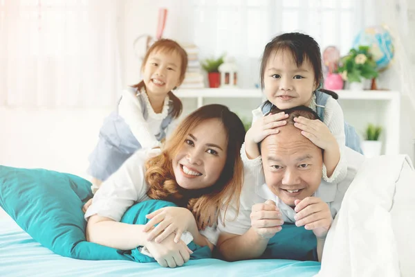 Feliz Asiático Família Pai Mãe Ela Filha Relexing Cama Casa — Fotografia de Stock
