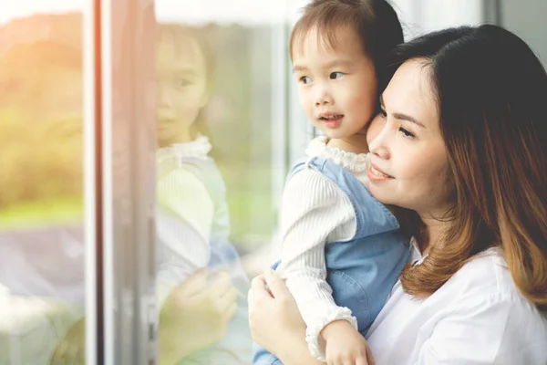 Família Mãe Asiática Filha Criança Olhar Para Fora Janela Dia — Fotografia de Stock