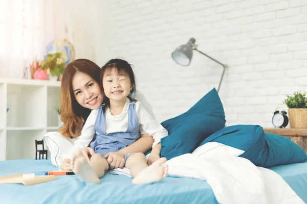 Feliz Asiático Família Mãe Ela Filha Relexing Cama Casa Com — Fotografia de Stock