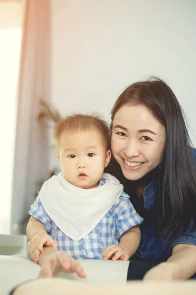 Retrato Mãe Asiática Sua Imagem Estilo Vida Bebê Casa — Fotografia de Stock