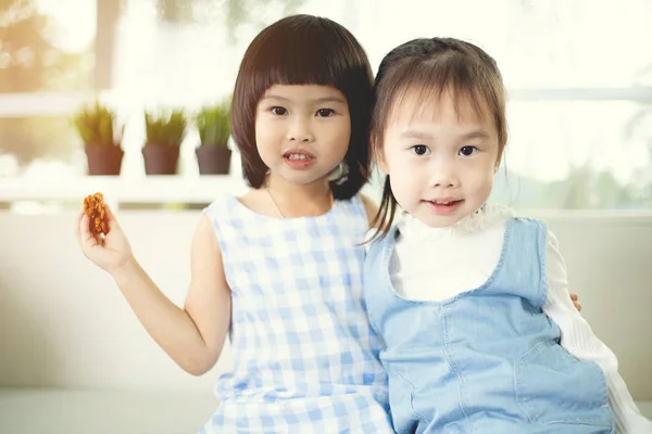 孩子们的友谊凝聚着微笑的幸福观念 可爱的亚洲小女孩拥抱彼此在夏天在家里 — 图库照片