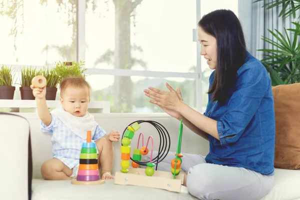 Retrato Mãe Asiática Sua Imagem Estilo Vida Bebê Casa — Fotografia de Stock