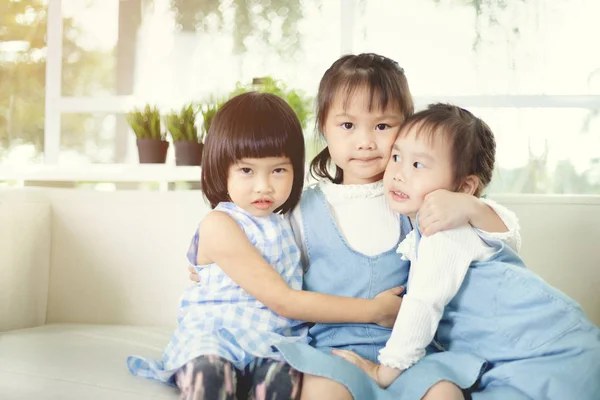 孩子们的友谊凝聚着微笑的幸福观念 可爱的亚洲小女孩拥抱彼此在夏天在家里 — 图库照片