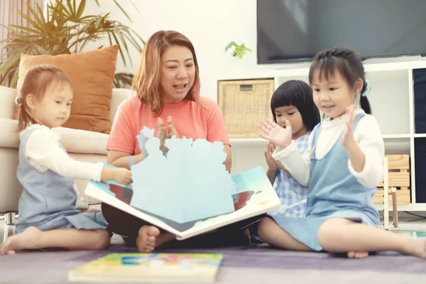 Retrato Mãe Asiática Lendo Livro Para Sua Filha Casa — Fotografia de Stock