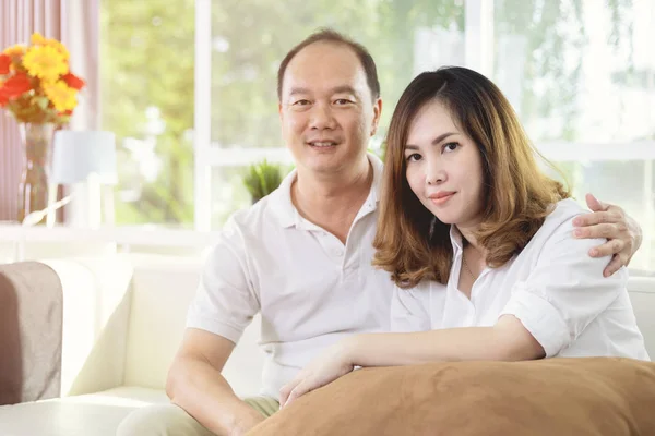 Portrét Šťastný Asijské Manželský Pár Doma — Stock fotografie