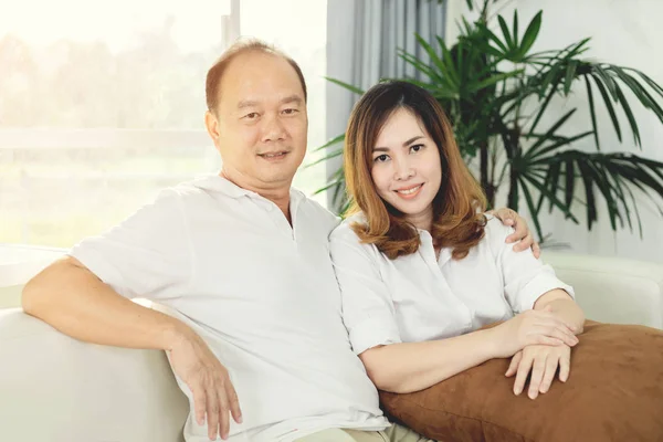 Retrato Feliz Asiático Casal Casa — Fotografia de Stock